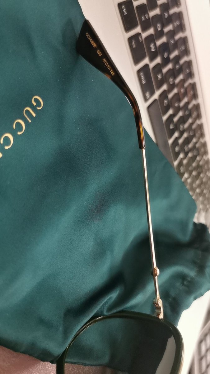 sam130120's tweet photo. Je vend une lunette de soleil Gucci.
Elle coûte à peu près 400€ en boutiques.
Prix très intéressants!!! https://t.co/tPebE3j7HK