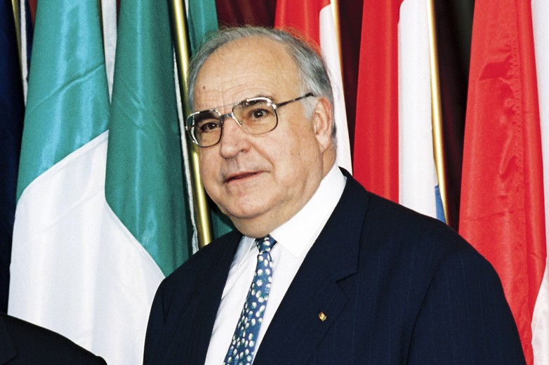 394Histoires's tweet image. 16 Juin 2017:
Disparition, de Helmut Kohl, il y a 6 ans maintenant, à 87 ans, en Allemagne.
Homme politique et homme d'Etat Allemand, ancien Chancelier d'Allemagne entre 1982 et 1998.
Membre et leader du parti Christlich Demokratische Union Deutschlands (CDU)
#HelmutKohl