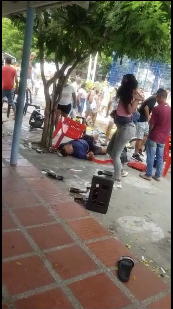 BERNARDOSANABRI's tweet photo. Dos hechos violentos en las últimas horas preocupan. 1.  Ataque en el barrio #Siape que dejó dos muertos y seis heridos. 2 En robo de moto asesinatos a una joven de 16 años que se alistaba para el colegio, mamá resultó herida. Por ambos casos hay recompensa. https://t.co/xzT8EKaxOJ