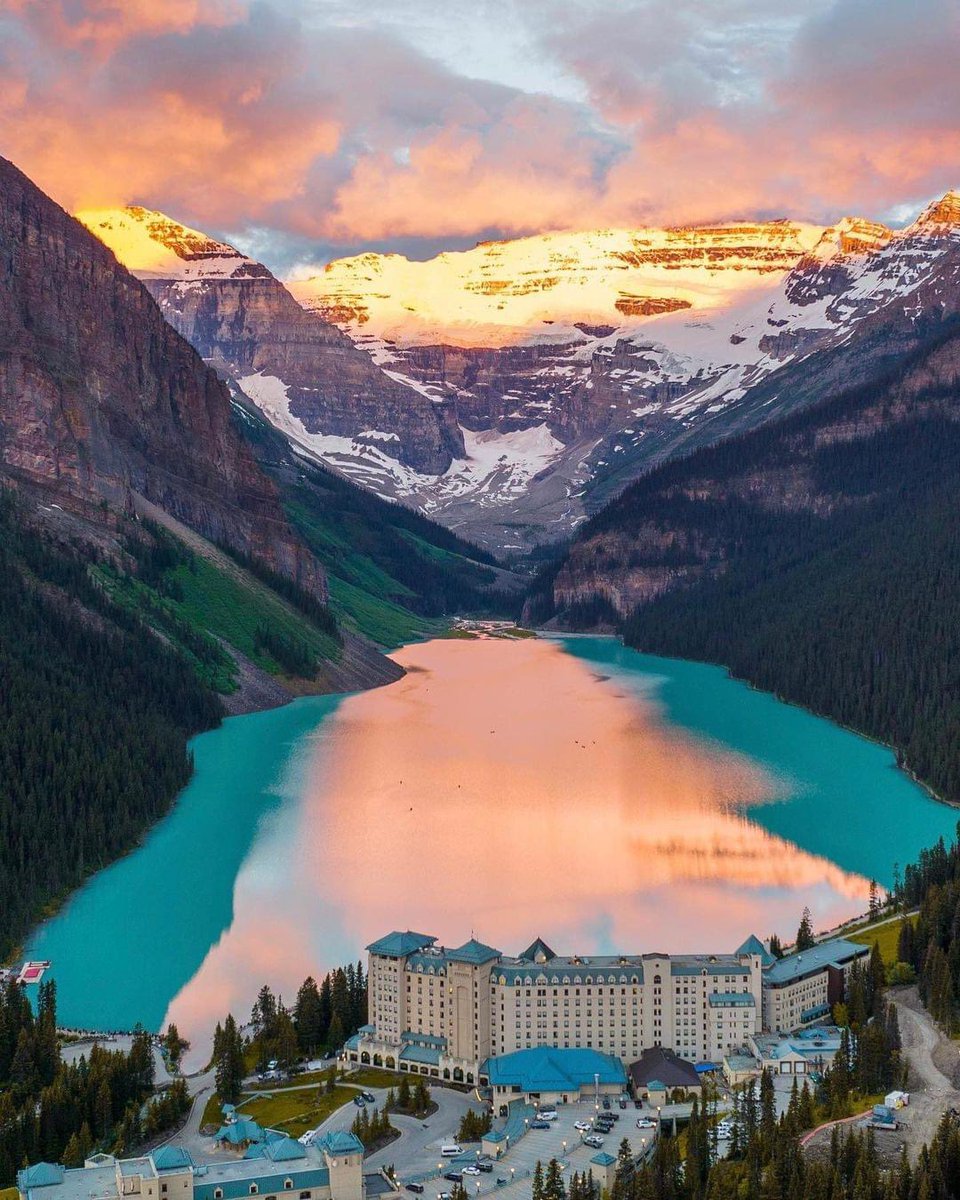 Lake Louise in Banff National Park, Canada 🇨🇦 
📸 IG colin_str