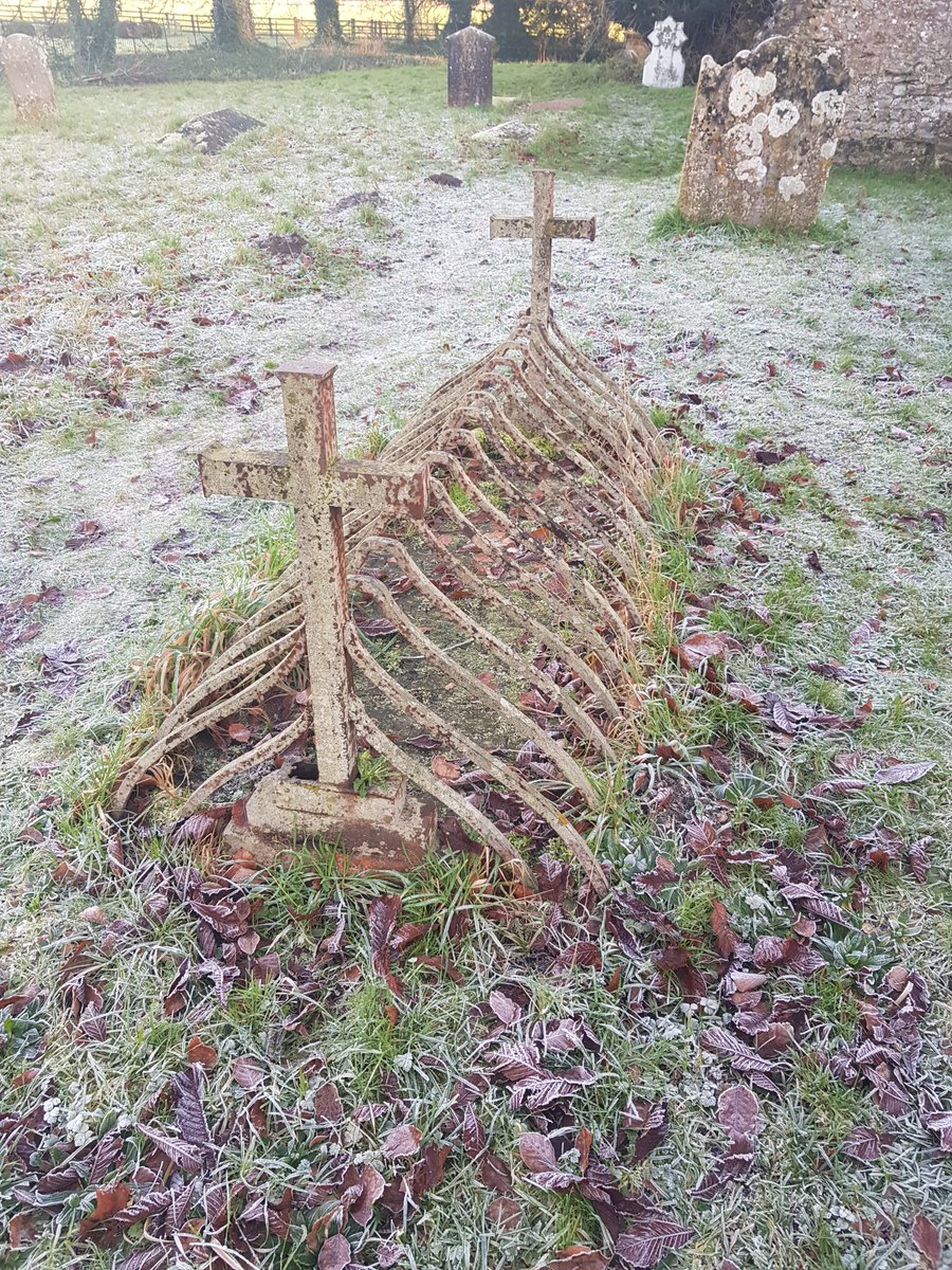 TheHistoryMouse's tweet photo. I look carefully for these wherever I go, because I don't stumble across them very often. A #Mortsafe. Not a medieval device for keeping the walking dead in, but a Victorian device for keeping body snatchers out. #TombsOnTuesday St. Leonard's #SuttonVeny #Wiltshire https://t.co/DOys264VFt