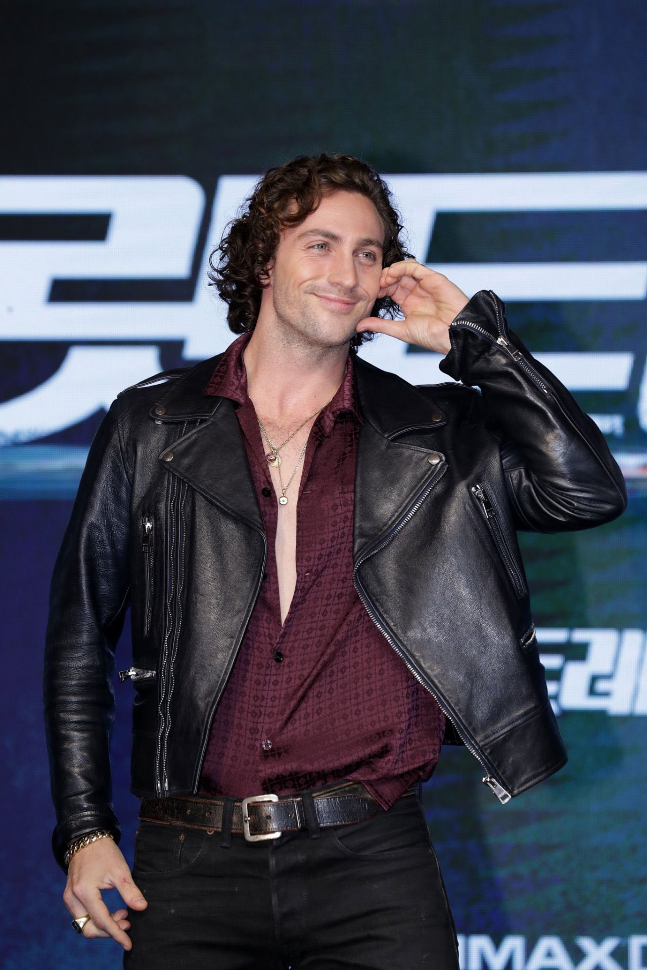 Good morning & happy birthday to aaron taylor-johnson!!!! 