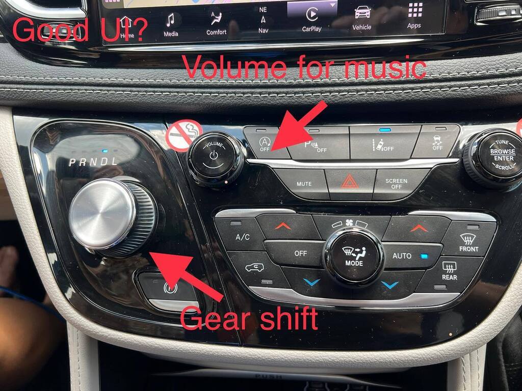 Is this a good idea? To have the volume knob next to the gear shift knob? @chrysler #uxfail #ux #design #humanfactor instagr.am/p/CtcCF7OJnBo/