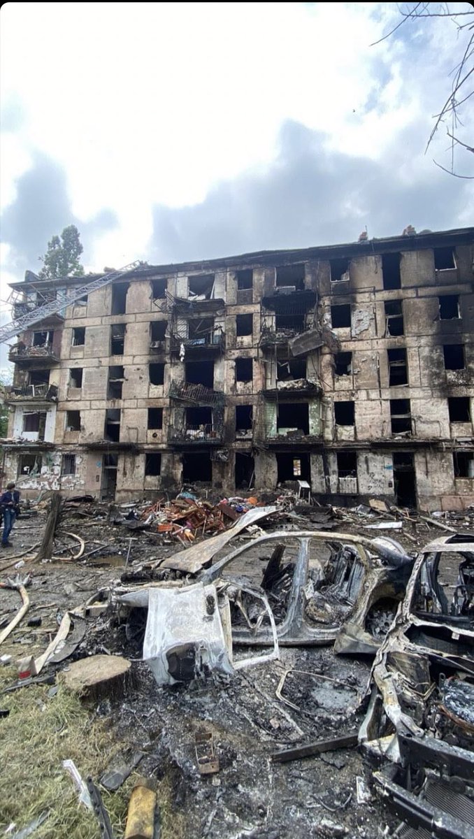 Kryviy Rig today. 11 dead, 28 injured. Russian missile directly hit peaceful citizens. At night. The Russians favorite time of attack. #UKRAINE #UkraineRussiaWar️