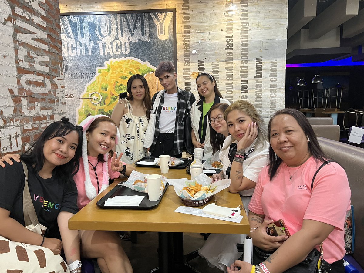 Together with the toxic solo fan of Win.. chos

Credit: @Vorac1ousReader @shennbw 

#winmetawin 
#WINinMANILA2023