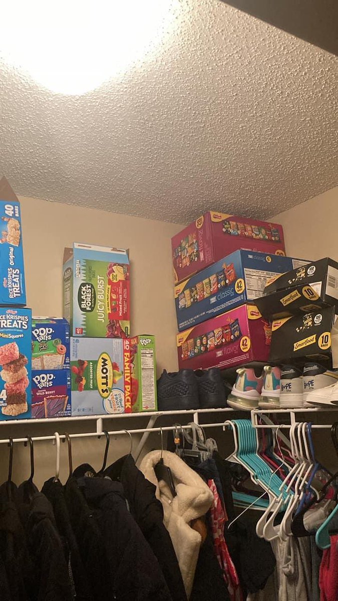 kerie__'s tweet photo. do y’all think it’s okay to hide snacks from the kids in the house? i think this shit is so distasteful &amp; poor 😂 https://t.co/PTapd7fpQa