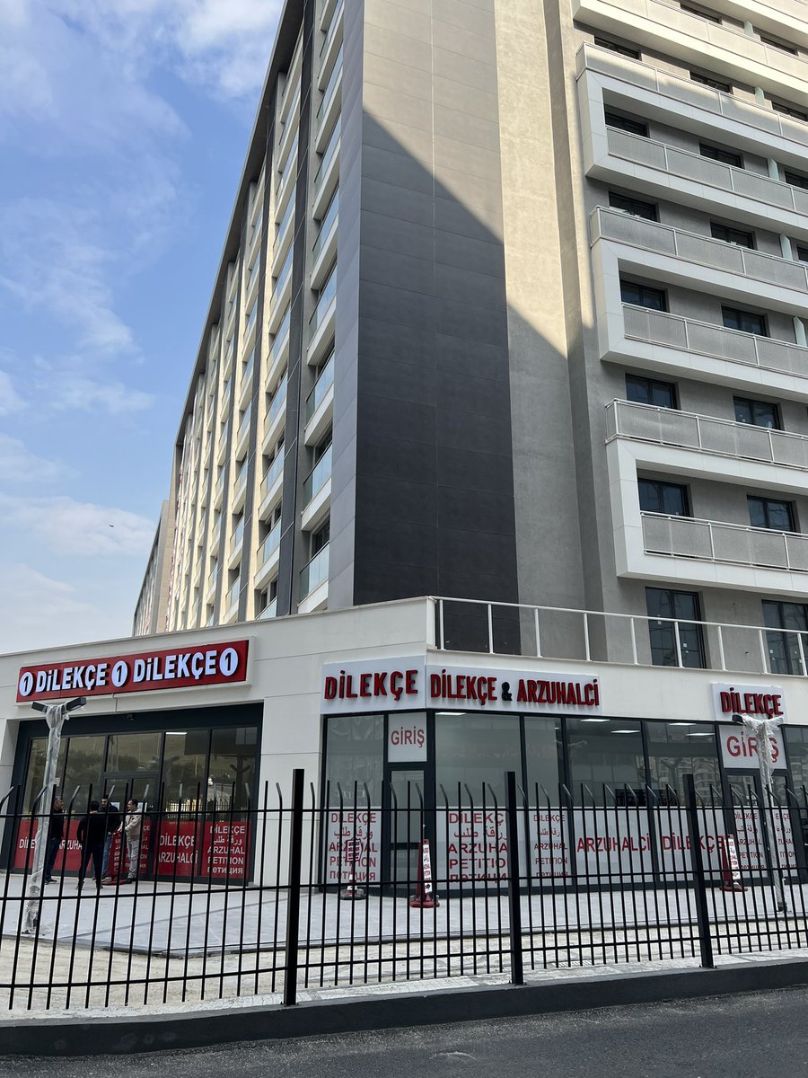 küçükçekmece adliyesi’nde cübbenin hangi şartlarda giyilmesi gerektiğine dair yazı asılmış. buna göre meslektaşlar duruşma dışında adliye koridorunda dahi cübbeyi giymemeliymiş. 

tunç soyer refleksi ile bu hayati sorun dile getirilirken aynı adliyenin tam karşısındaki manzara: