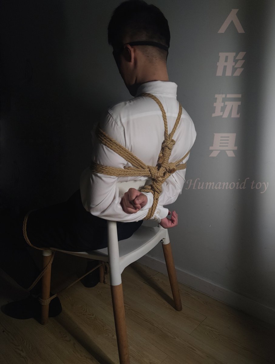 SNshengYY's tweet photo. 🐔敏感的小哥哥做不了🐮怎么办呢，那就绑好放着供人欣赏，抚摸抚摸性感的下颚线蹭一下小哥哥的丝袜脚，解开衬衫咬住乳头，隔着西裤看下面涨大，即将呼之欲出 https://t.co/j5zNvGMtKS