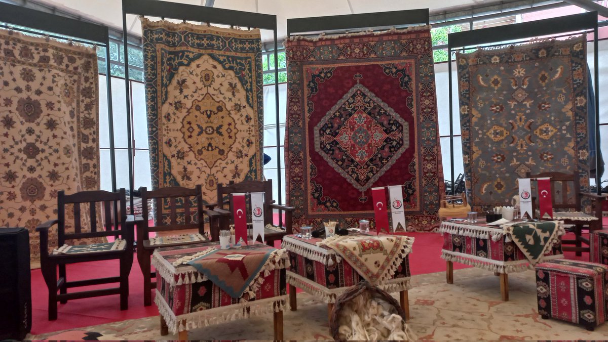 htcblnl3564's tweet photo. #modafest 
Uşak halılarının güzelliği... https://t.co/VX89hKJLA4