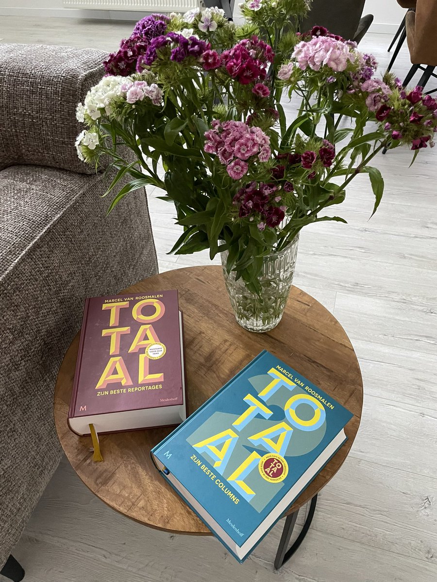 Vroeger maakte je indruk op familie en vrienden als je een boek van een merk al #cartier op tafel had. Tijden veranderen. #totaal en #totaal2 op tafel. Dat maakt indruk tegenwoordig. Lang leve de #ontlezing <a href="/MvanRoosmalen/">marcel van roosmalen</a>
