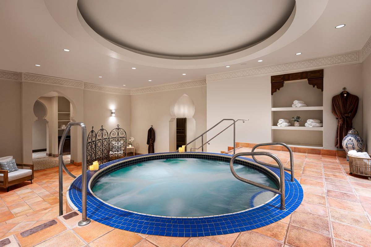 PHVegas's tweet photo. Start your #CaesarsSummer at the spa 🥂 

Browse seasonal and signature treatments at #ReflectionsSpa here https://t.co/aH9lApMydm https://t.co/FUblOU4X70