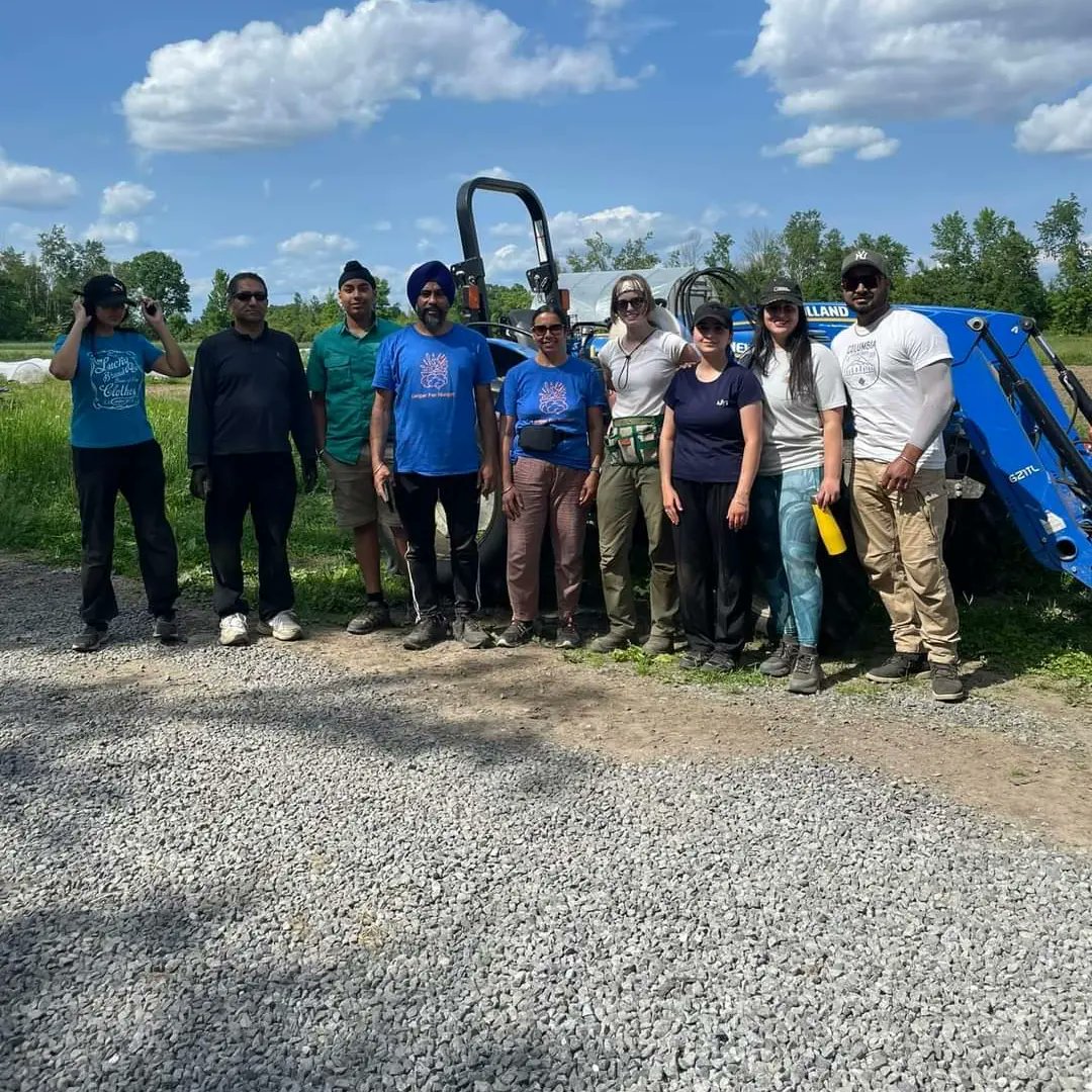langarforhunger's tweet photo. Thanks to our Langar for Hunger volunteers who came last weekend to help at the Ottawa Food Bank Farm COMMUNITY HARVEST event.

#Ufoundation #Ottawacbc #langarforhunger #food #farming #socialmedia #humanity #health #life #OttawaFoodBank
#Ottawa #seva #canada #AchintUniverse https://t.co/pE7hoYXRm2