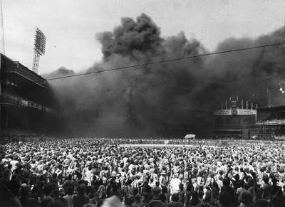 ComiskeyCrew's tweet photo. July 10th 1976- Fire break out during the “World Series of Rock” concert at Comiskey Park. Three people, including a fireman, suffered smoke inhalation and were treated at a hospital. The concert continued after the blaze was extinguished, and billows of black smoke cleared. https://t.co/ybnVtytxKV