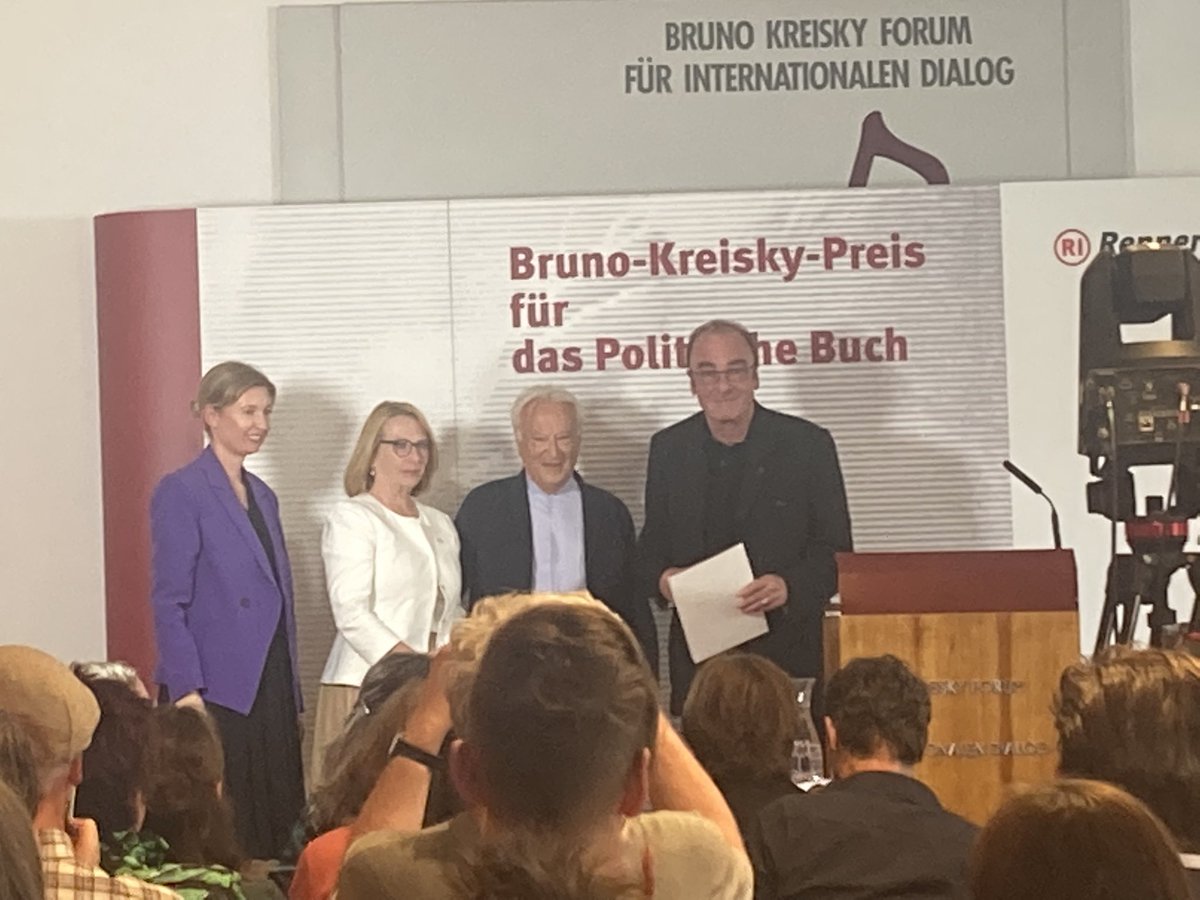 Congratulations to #RobertMenasse for the #BrunoKreisky award 🥇 for his book 📕 about #Albania #EUEnlargement #Skanderbeg 
He is a great friend of Albania 🇦🇱 in Austria 🇦🇹 and very famous author ✍️ 
@BajramBegajAL @RudinaXhunga
