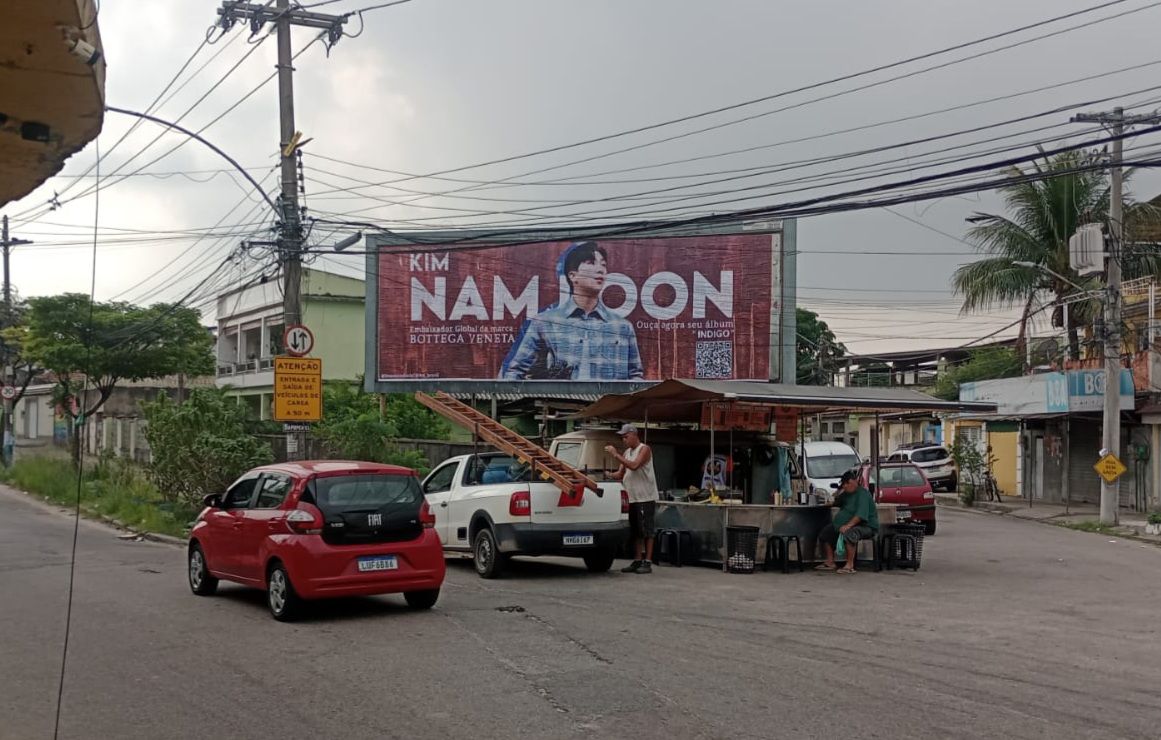 knj_brasil's tweet photo. 🚨 | É OFICIAL, KIM NAMJOON É CARIOCA!!!

O projeto da RM BRASIL junto com a @btsanunciosbr do outdoor do Namjoon no Rio de Janeiro já está entre nós para todos os ARMYs irem lá apreciar o Embaixador da Bottega Venetta! OLHEM QUE LINDO!! 👇🏻💜

📍R Sapopemba sentido Av. Brasil e Madureira, na Vila Valqueire x Bento Ribeiro.