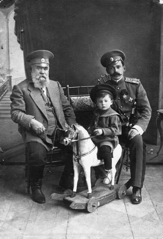 13 июня 1941 во время массовой высылки населения из Бессарабии был арестован и заключён в Свердлаг казак Богаевской станицы Карасёв Михаил Фёдорович

vk.com/wall-35236816_…

В 1914 — сотник на Ю-З Ф. 8 армия. 20 Донская казачья батарея. Орд. св. Владимира 4 ст

Погиб в Свердлаге