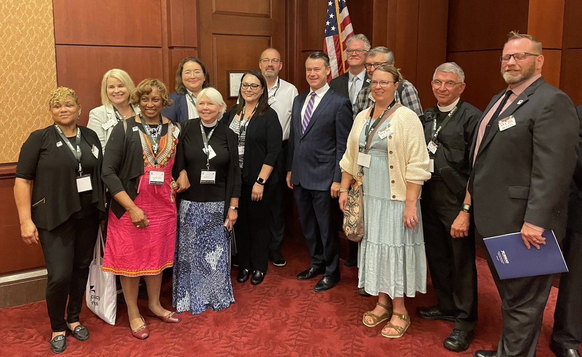 BasicandSimple2's tweet photo. Hoosier Huddle with Indiana Senators @SenToddYoung and @SenatorBraun Braun discussing Food Date Labeling and the Farm Bill. https://t.co/jGgc2Zsnrc