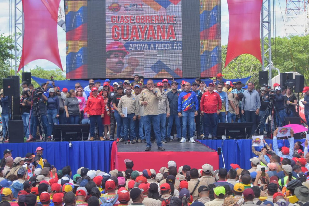 Con el tricolor en mano, un sólo sentir, caminamos desde la plaza Monumento, hasta llegar a CVG casa matriz, donde nos concentramos en un gran acto, que demostró la fuerza de los trabajadores y de las industrias de Guayana. #GuayanaObreraMarchaXNicolas #VivaLaUniónDeLosPueblos