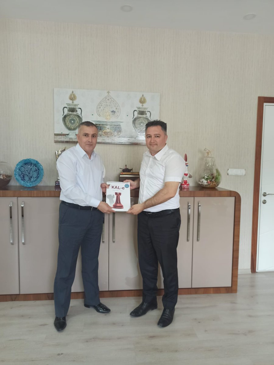Osmangazi_MEM's tweet photo. Osmangazi Kırcılar Anadolu Lisesinin öğrenci etkinlik, sosyal faaliyet ve projelerini kapsayan KAL-e dergisinin 2. sayısı Okul Müdürü Metin YILDIZ tarafından İlçe Milli Eğitim Müdürümüz @GurhanCokgezer 'e taktim edildi.

e-Dergiye ulaşmak için
���🏻https://t.co/n4oIO5Q9S9

@tcmeb https://t.co/wKJVcEyoIA