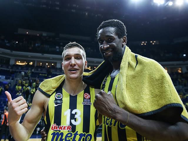 Ekpe Udoh, başantrenör Quin Snyder'ın yardımcısı olarak Atlanta Hawks teknik ekibine dahil oldu. Ekpe Udoh - Bogdan Bogdanovic ikilisi tekrar bir araya geliyor. 

(@ShamsCharania)