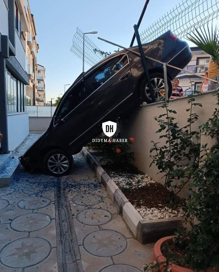 didymahaber's tweet photo. Didim Park Evleri Sitesi Bahçesine Freni Boşta Bir Otomobil Girdi! Yaralı ve can kaybı olmadığı bildirildi https://t.co/U6wR1Qvy87