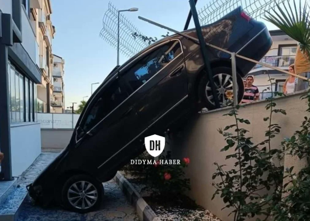 didymahaber's tweet photo. Didim Park Evleri Sitesi Bahçesine Freni Boşta Bir Otomobil Girdi! Yaralı ve can kaybı olmadığı bildirildi https://t.co/U6wR1Qvy87