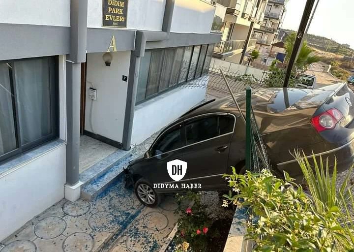 didymahaber's tweet photo. Didim Park Evleri Sitesi Bahçesine Freni Boşta Bir Otomobil Girdi! Yaralı ve can kaybı olmadığı bildirildi https://t.co/U6wR1Qvy87