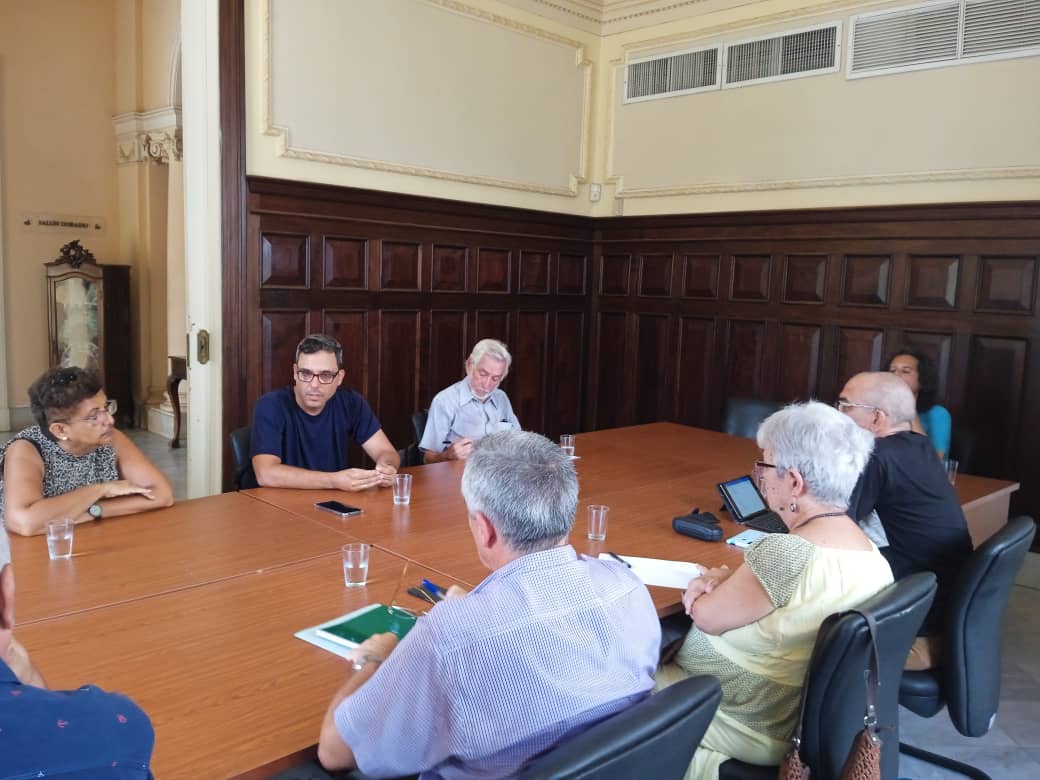 Durante un encuentro en el Centro Cultural Dulce María Loynaz, la Asociación de Escritores de la #UNEAC y el Instituto Cubano del Libro trazaron estrategias para impulsar el ejercicio de la crítica artístico literaria en el país.
