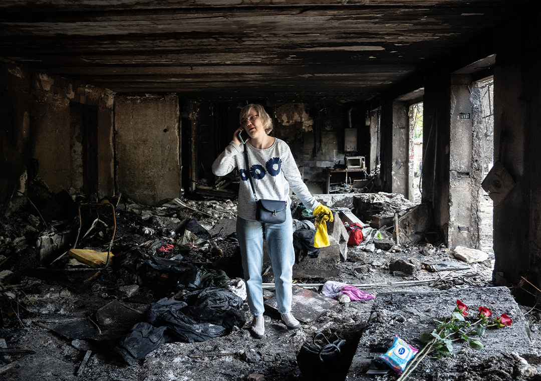 PJaracz's tweet photo. Tragedy in Ukraine is caused daily and all over the country. These are the scenes in #KryvyiRih today where civilian apartment building was hit by a missile strike killing 11 people, injuring 25 and burning down people's homes

 #війнавукраїні #ukraine  #Україна #кривийрігРіг https://t.co/R3veEEvQ8Z