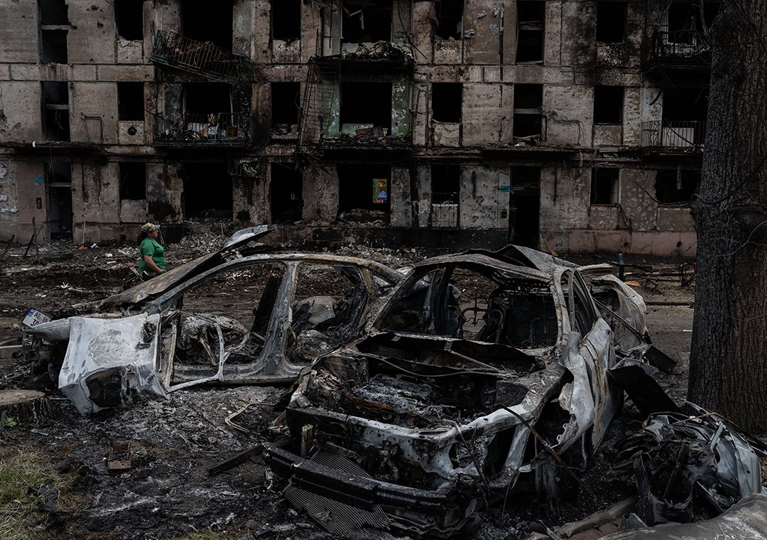 PJaracz's tweet photo. Tragedy in Ukraine is caused daily and all over the country. These are the scenes in #KryvyiRih today where civilian apartment building was hit by a missile strike killing 11 people, injuring 25 and burning down people's homes

 #війнавукраїні #ukraine  #Україна #кривийрігРіг https://t.co/R3veEEvQ8Z