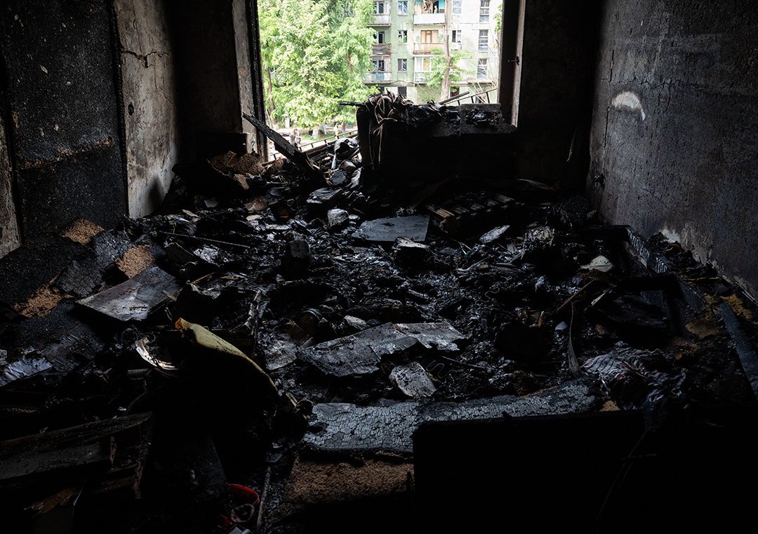 Tragedy in Ukraine is caused daily and all over the country. These are the scenes in #KryvyiRih today where civilian apartment building was hit by a missile strike killing 11 people, injuring 25 and burning down people's homes

 #війнавукраїні #ukraine  #Україна #кривийрігРіг