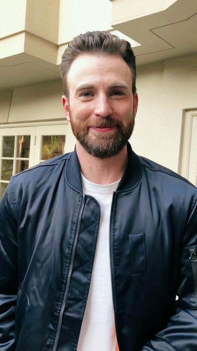 Happy bdayyyyyyy to this beautiful boy who owns my heart. I love you so much Chris hope you have a beautiful day💙💙💙💙 #ChrisEvans