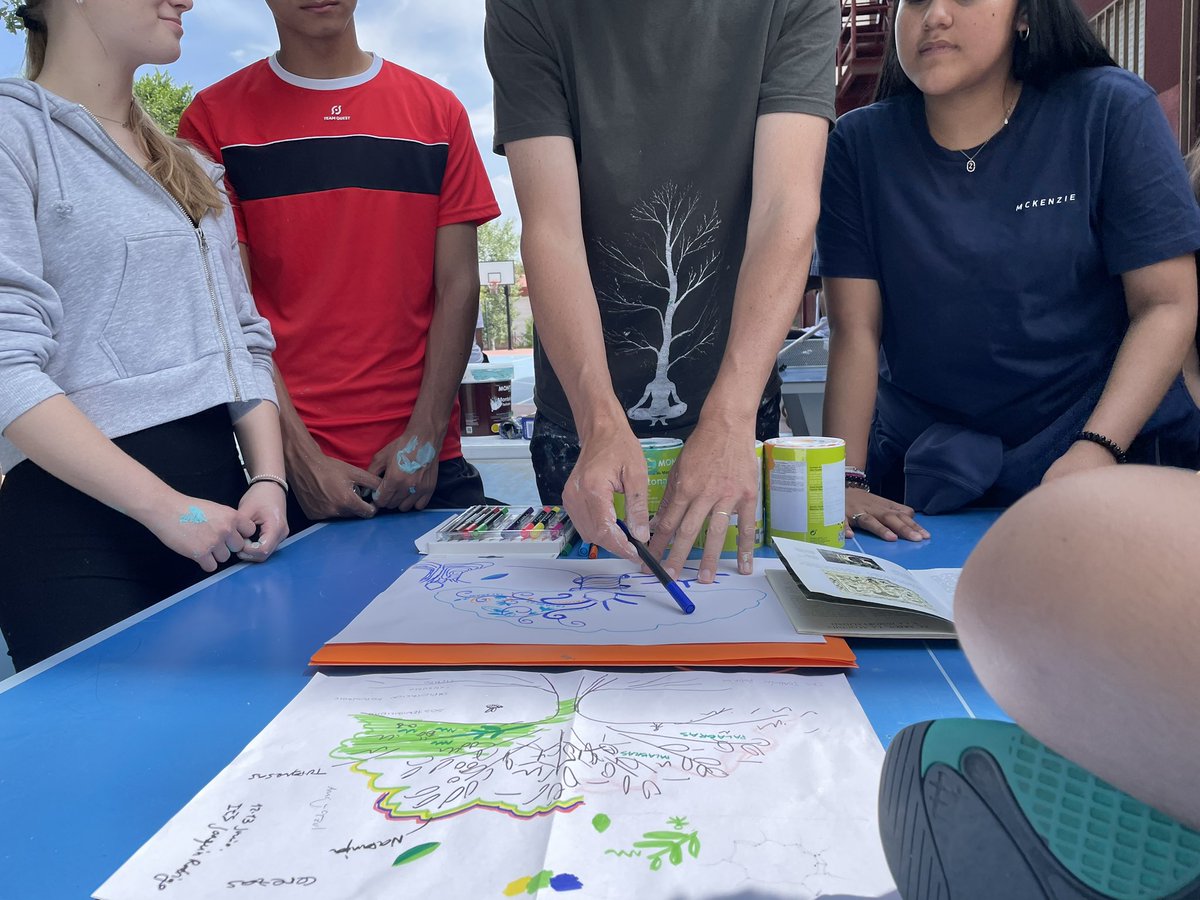 ijoaquinrodrigo's tweet photo. ¡Tenemos nuevo mural! ¡Los #Ecodelegados de los #ODS, con la ayuda de #MarDeTierras han revegetado el patio del centro con esta creación artística! ¡Y haciéndolo nos sumamos al camino hacia la sostenibilidad! #AprenderAVivir #joaquinrodriguismo https://t.co/Fsj9IjdyJZ