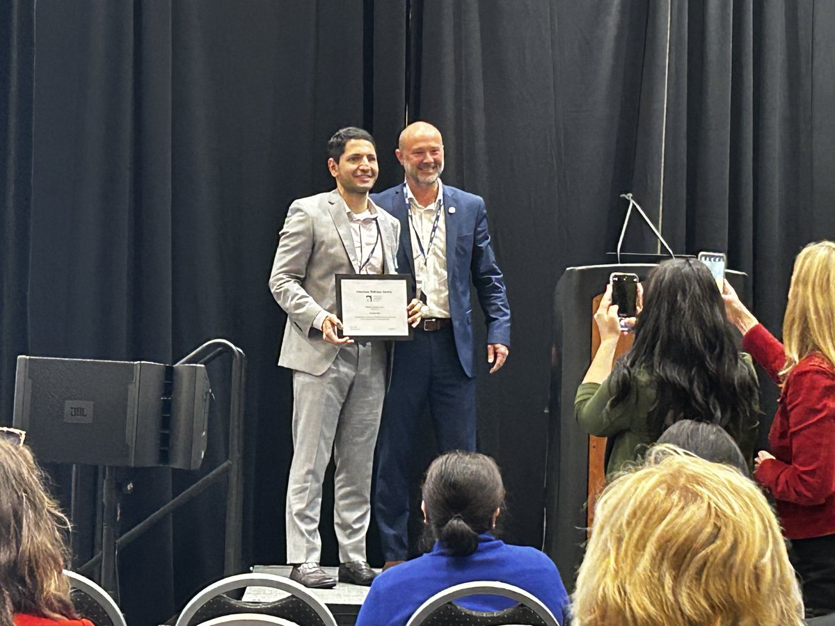 ⁦@ICUKhan⁩ receiving the delirium champion award from ADS upcoming president ⁦@nollcampbell⁩ , amazing simply amazing ⁦@AmerDelirium⁩, so proud of him 😃😃