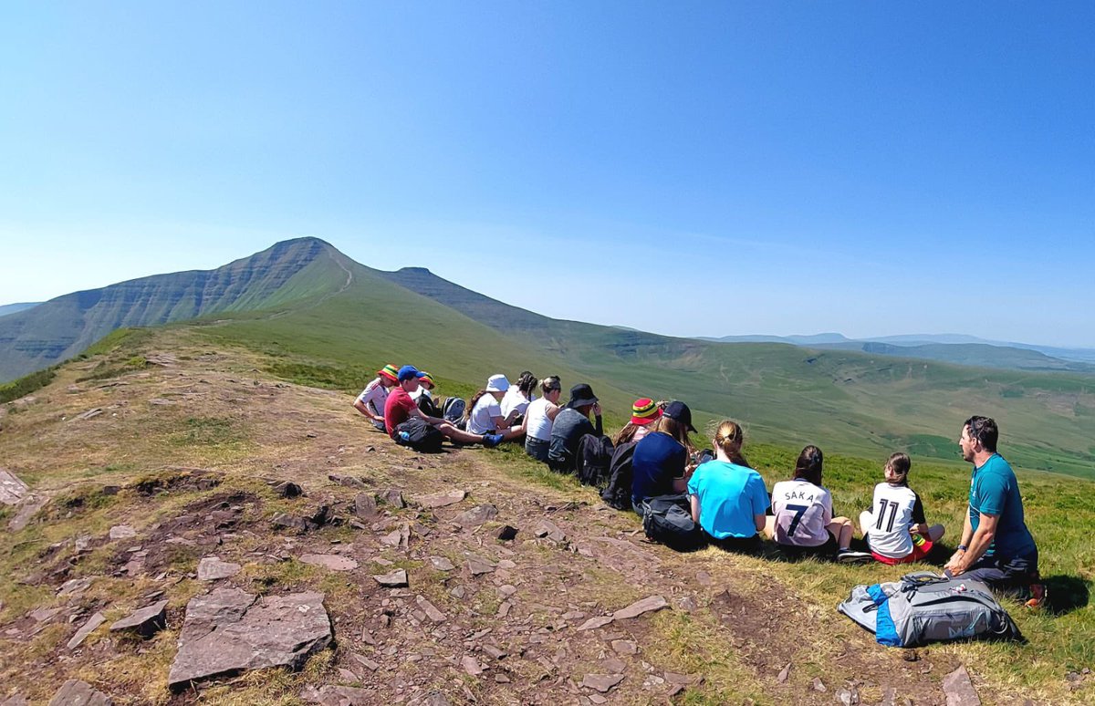 Sawl het fwced Cymru ar y Bannau heddi! Spot the bucket hats! Amazing scenery and excellent map reading skills! <a href="/yc_llanhari/">Ymarfer Corff Llanhari</a>