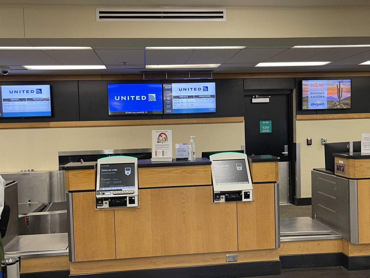 fmstuart2's tweet photo. @united Your lack of personnel in #avl is ridiculous. A line of people being greeted by no one. https://t.co/CWXvCwC6UY