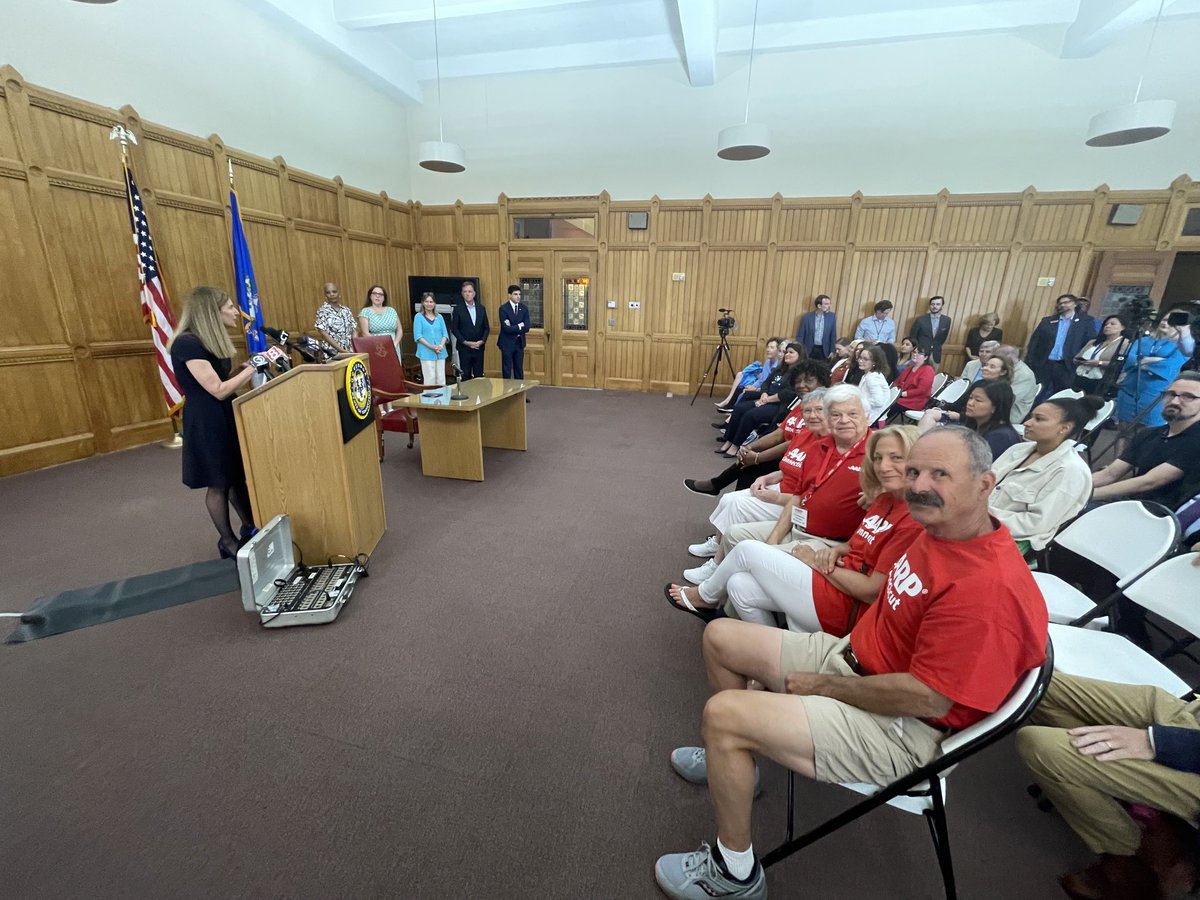 JohnValleyGuy's tweet photo. Our great ⁦@AARPCT⁩ volunteers in the house for the bill signing to make early voting a reality in CT finally ⁦@GovNedLamont⁩ ⁦@CTSotS⁩ ⁦@LGSusanB⁩ ⁦@Matt_Blumenthal⁩ ⁦@MaeFlexer⁩ #AARPstaff https://t.co/Yq2O9GesVe