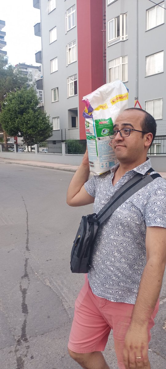dgnayy's tweet photo. Ben : Canım kocamın 10 kiloluk deterjan almanın gururunun kameralara yansıyan görüntüsü 
Kocam : Pis fakirler 😂😂
@serkangln https://t.co/8x5gtxw6yg