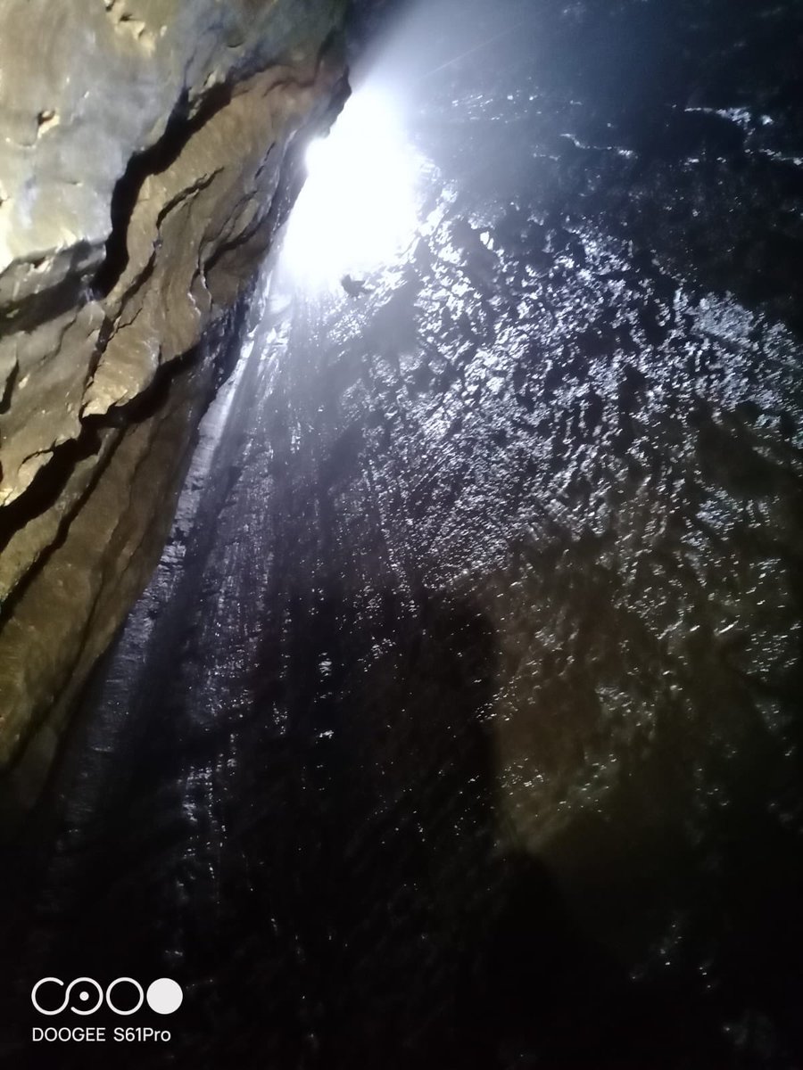 GruppoSpeleoMN's tweet photo. Gli #speleologi #Mantovani, domenica 11 giugno, hanno affrontato la #Spluga della #Preta che si apre sul #Corno d'Aquilio, nei Monti #Lessini in provincia di #Verona. Bellissima la foto nel #pozzo e brava Emma che è arrivata a - 450. https://t.co/uXmcg8V4DH
