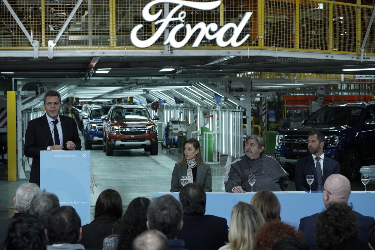 SergioMassa's tweet photo. Junto a @DMVasco participamos en la planta de Ford en Tigre del inicio de la fabricación de la Nueva Ranger en el país, que se hará gracias a una inversión de 660 millones de dólares y a la reciente reglamentación de la Ley de Promoción de la Industria Automotriz. https://t.co/fMc2dJO036
