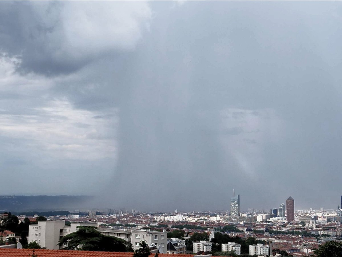 Une microrafale a été observée tout à l'heure sur Villeurbanne.
Photo: Raphaël Proust