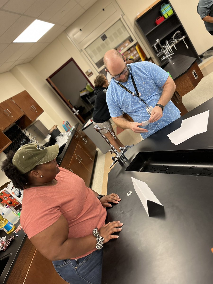 Humble_2ndSci's tweet image. Secondary Science teachers  #ExploreBeforeExplain building paper towers! @MrsJackSciHacks @serna_rosalinda #DoingScienceDaily