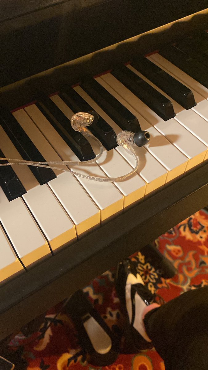 Y además tengo unos in-ear chachis… y me puedo oír. POR FIN. Después de 3 conciertos sin oírme jajajajaja #Yoro