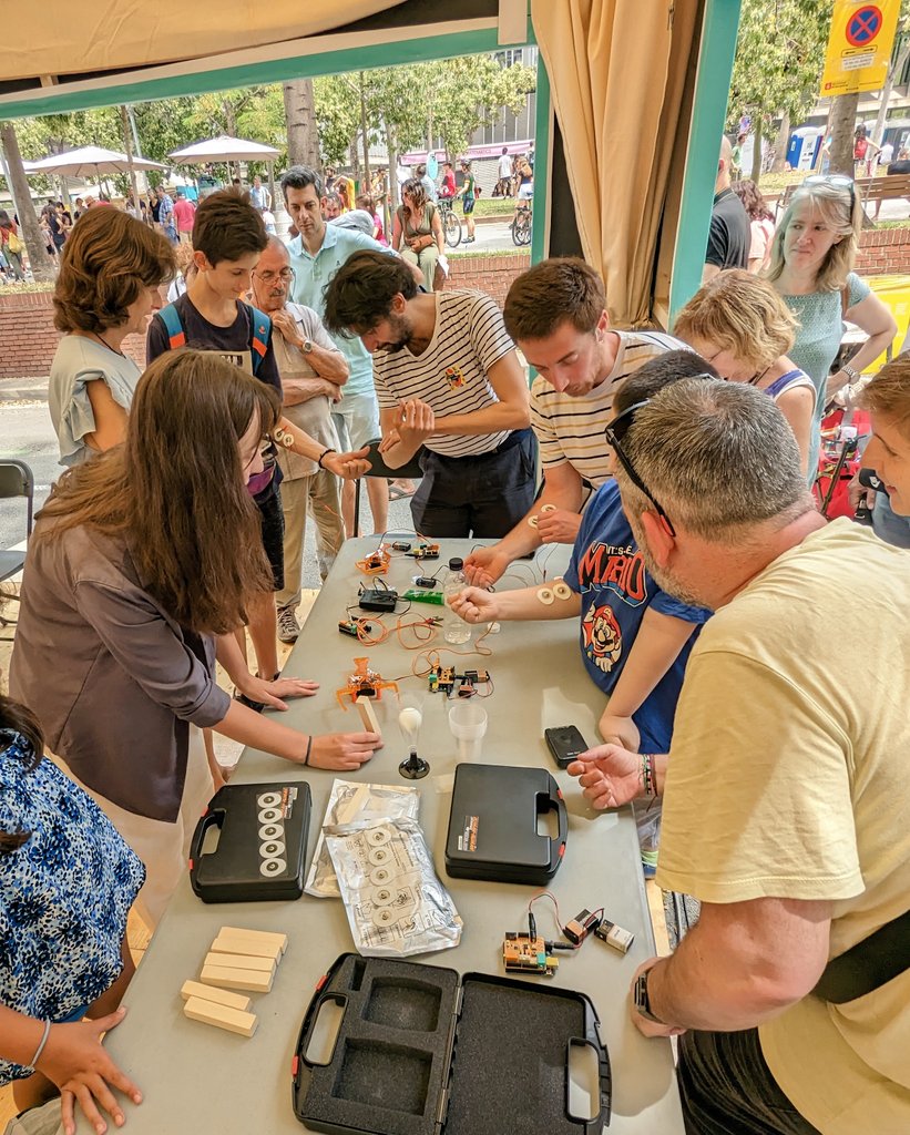 Lucia Arancibia (@luciaarancibia) on Twitter photo Last Sunday we were at #Festadelaciència with <a href="/CRMatematica/">Centre de Recerca Matemàtica | CRM-CERCA</a> and <a href="/idibaps/">IDIBAPS</a> talking about the neural code and playing with <a href="/BackyardBrains/">Backyard Brains</a> 🧠🦾
Thanks to everyone that joined us! Last Sunday we were at #Festadelaciència with <a href="/CRMatematica/">Centre de Recerca Matemàtica | CRM-CERCA</a> and <a href="/idibaps/">IDIBAPS</a> talking about the neural code and playing with <a href="/BackyardBrains/">Backyard Brains</a> 🧠🦾
Thanks to everyone that joined us!