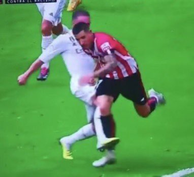 cristobalsoria's tweet photo. Yuri con fractura de peroné por esta entrada del jugador del real de madrid Carvajal…
Que viva la Negreira League…!!!
Ah no perdón que Carvajal juega en el equipo del poder blanco con los megáfonos más potentes del pais… https://t.co/FpWGO3V5Kj