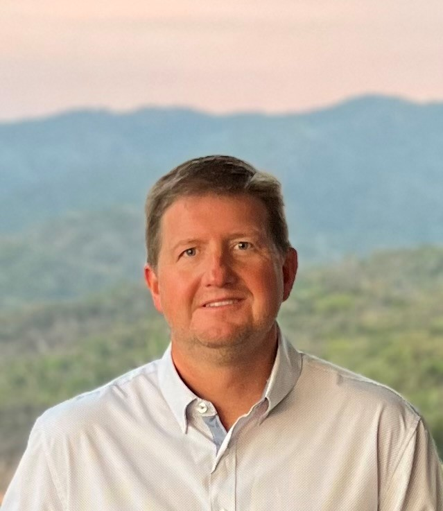 WillametteMBA's tweet photo. ⚡Veteran alum spotlight!⚡Jon Hellberg, MBA '08 works as Vice President, Operations at Shaver Transportation. Prior to, he served in the U.S. Coast Guard for over 20 years.  Congrats on your career change into the private sector Jon! Thank you for your service. https://t.co/4l0T4GxmsS
