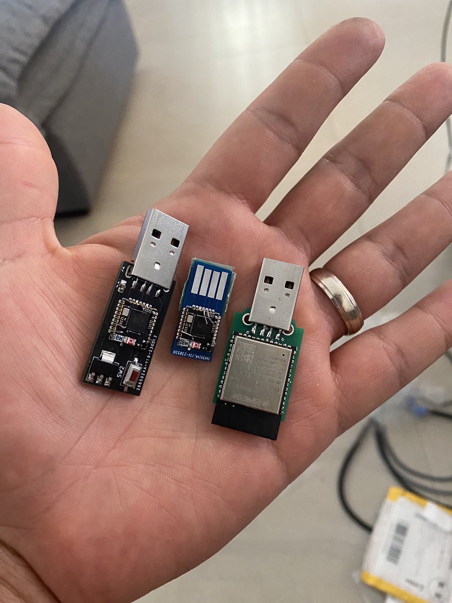 geekgeniero's tweet image. Soon on #tinde my flasher boards for the @BouffaloSystem #bl616, on this picture two different models of the flasher compared against an #esp32