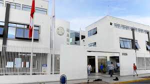 [ALTO HOSPICIO]
Tres funcionarios de la época 2014-2016 del Municipio <a href="/MHospicio/">Municipalidad Alto Hospicio</a> fueron detenidos este mediodía en dicha casa edilicia, acusados por la Fiscalía de Alto Hospicio <a href="/FiscaliaIRegion/">Fiscalía Tarapacá</a> por lavados de activos y malversación de fondos por más de $183 millones #iquique