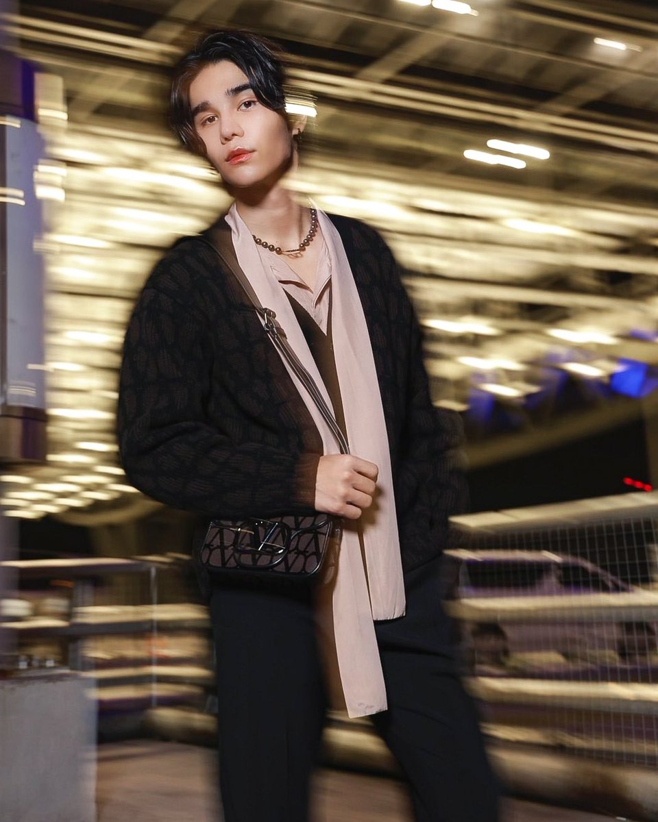 ELLEThailand's tweet photo. ส่องแอร์พอร์ตลุคของเจฟ ซาเตอร์ @jeffsatur ก่อนบินลัดฟ้าสู่มิลานเพื่อร่วมชมโชว์ Valentino The Narrative Menswear SS24 Show ในวันศุกร์ที่ 16 มิถุนายน 2023 เวลา 1 ทุ่มตรง (ตามเวลาประเทศไทย) 

#ELLEreports
#VALENTINOGARAVANI #ValentinoUrbanFlows #ValentinoNarratives #JeffSatur https://t.co/gscTRNc01S