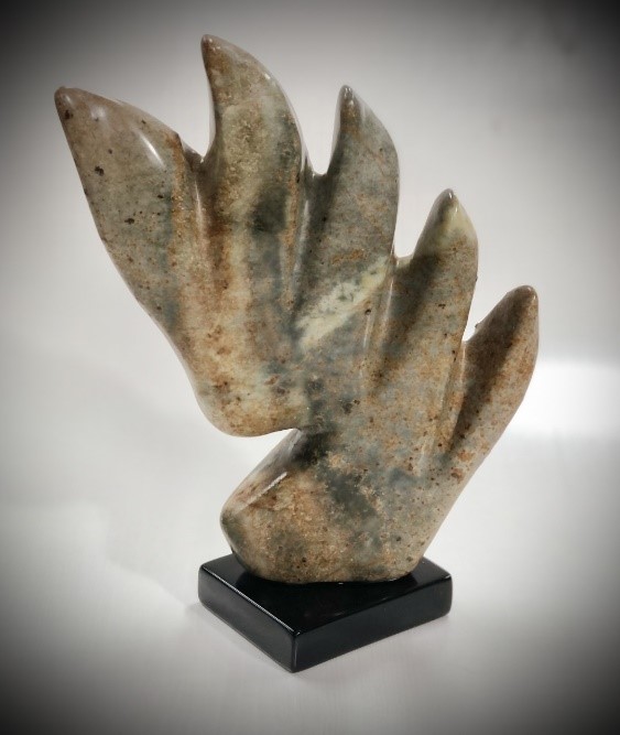 Félicitations au gagnant du grand prix provincial de la #MarchepourlAlzheimerIG : Lucy Vautour. Lucy a remporté la magnifique sculpture en stéatite créée par l'artiste locale Izabell Fagan. La sculpture s'appelle « The Flight of Memories » et est dédiée à la mère de l'artiste.